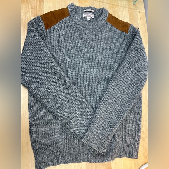 Wallace & Barnes Other - Wallace & Barnes Shetland 100% Wool color Gray brown Suede Shoulder Patch